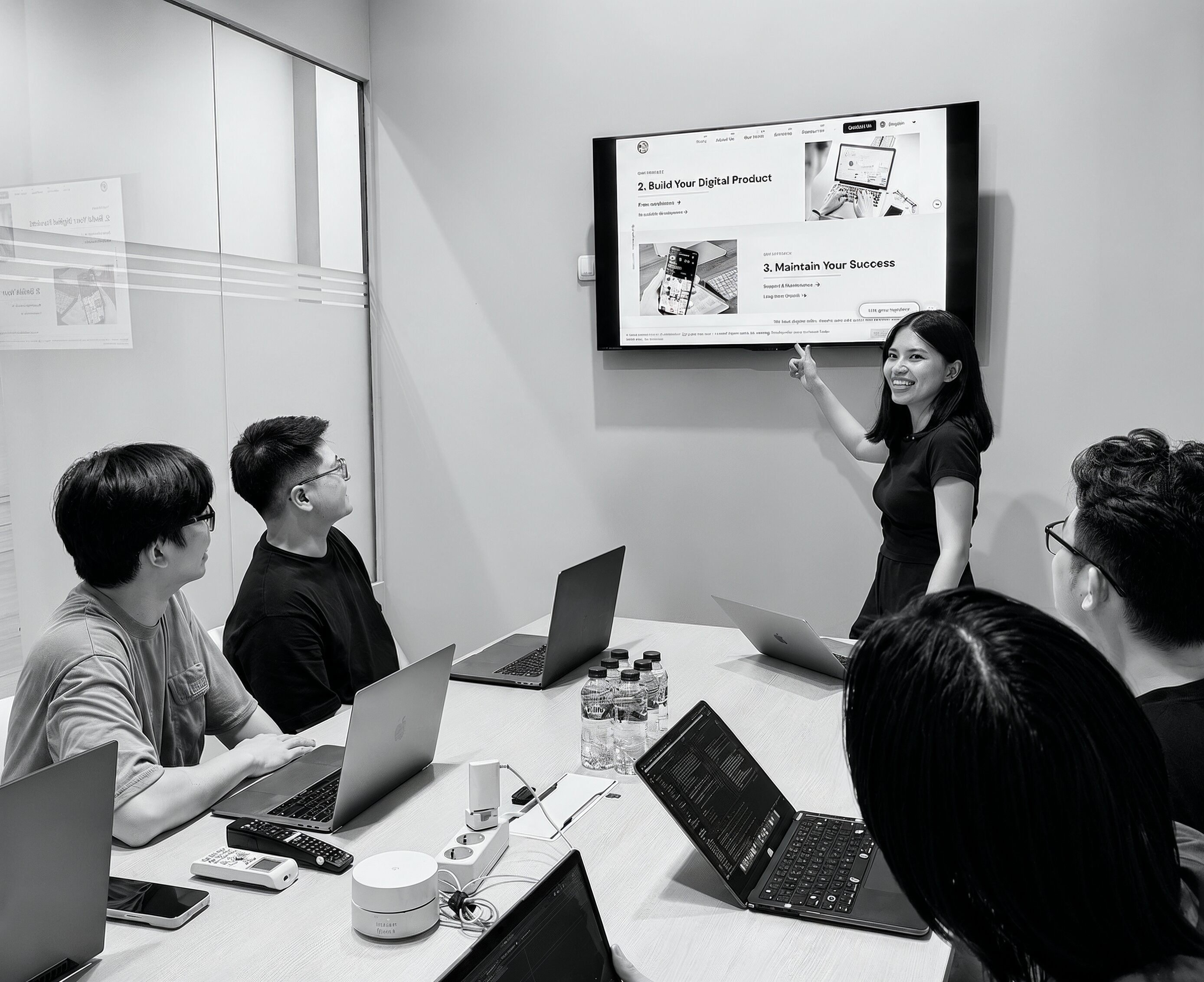 Dihardja Software team presenting a digital product in a meeting